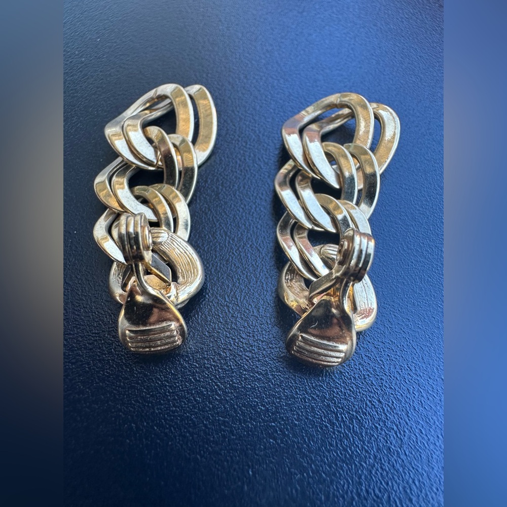 Vintage Monet gold tone chain necklace and clip-on earring set - Picture 8 of 10